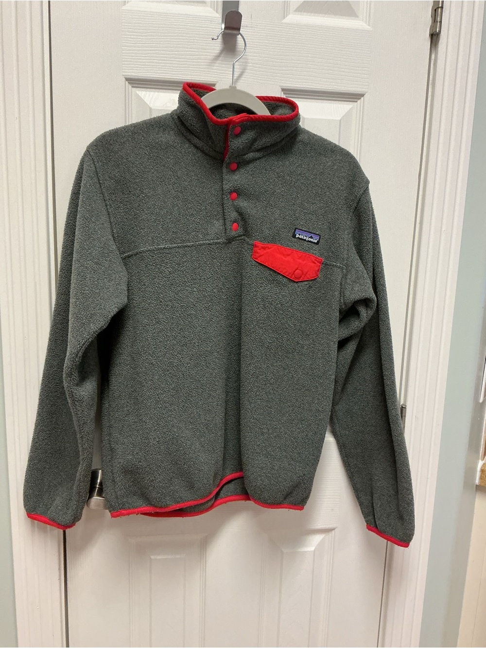 Patagonia Synchilla Women’s SZ S Gray/Red Solid Fleece Pullover snap button